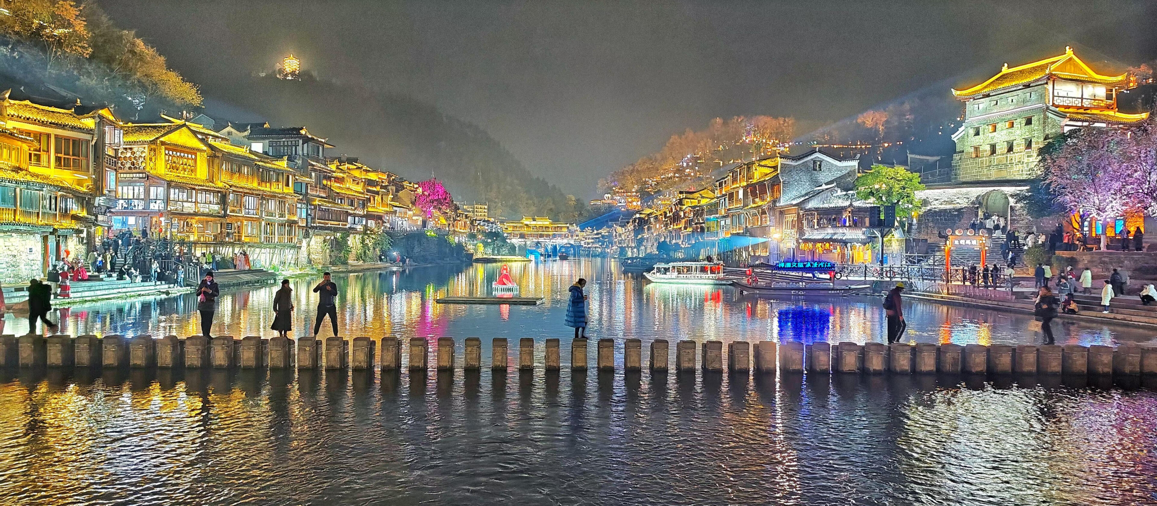 凤凰古城的跳岩 凤凰古城跳岩夜景