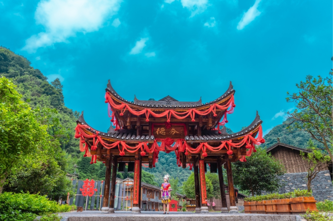 德夯苗寨被誉为美丽的大峡谷，里面生活的都是苗族同胞