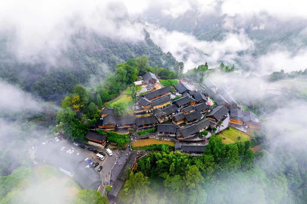 雄鹰背上的苗寨